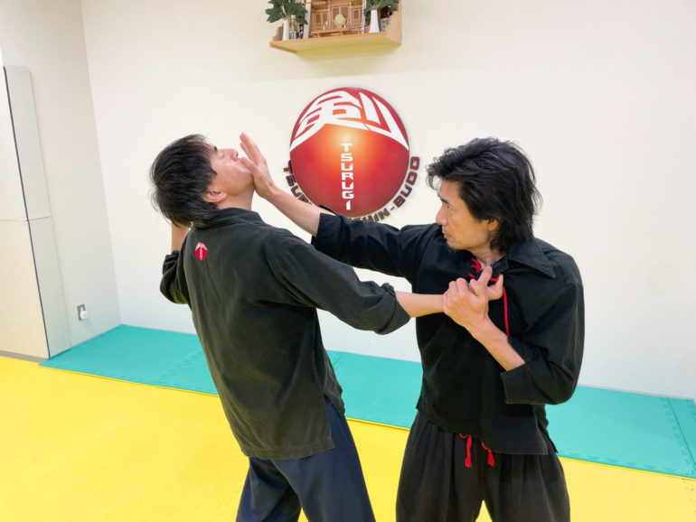 胸ぐらを掴まれた状況を想定して実戦的な護身術を練習する様子