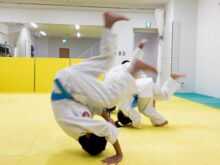 サムライキッズの稽古で受身に取り組む子どもたち