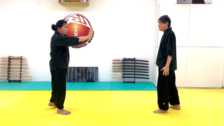 相手を近づかせないための剣護身術の青眼の構え