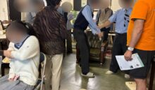 三島誠一さんによる護身術講座で、腕をつかまれたときの対処法を体験する参加者の皆さん