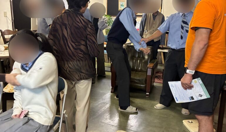 三島誠一さんによる護身術講座で、腕をつかまれたときの対処法を体験する参加者の皆さん