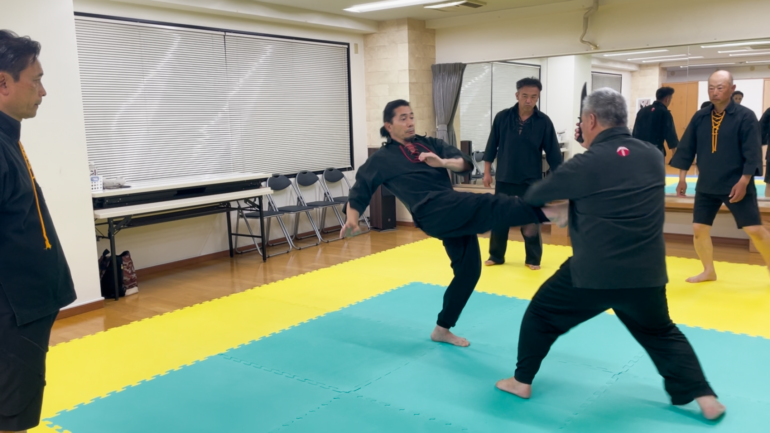 福岡支部特別稽古会で前蹴りの使い分けを指導する様子