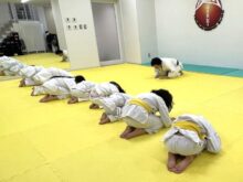 サムライキッズの礼法の稽古で、子どもたちが並んで礼をしている様子