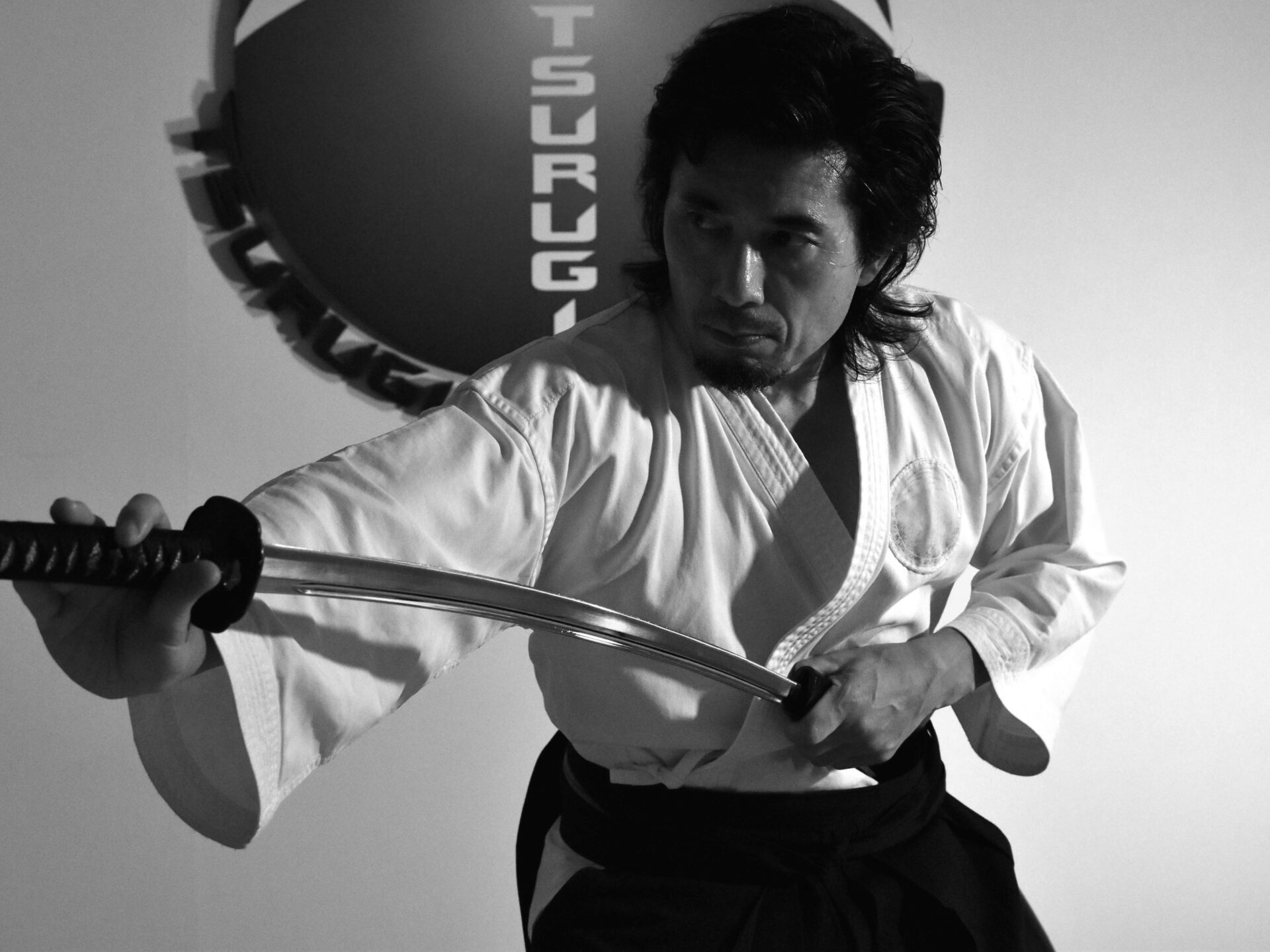 剣を構える男性