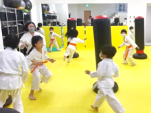 サムライキッズの昔遊びトレーニングで鬼ごっこをする子どもたち