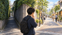 見通しの悪い路地と人通りのある道を見比べ、安全な経路を考えるイラスト