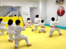 サムライキッズの稽古で、子どもたちが木刀を使った動きに取り組む様子