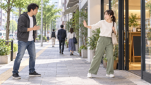 相手との距離を保ち、店の入口への離脱経路を確保する場面のAI生成イラスト
